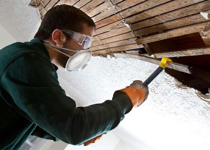 Демонтаж деревянного потолка на складе