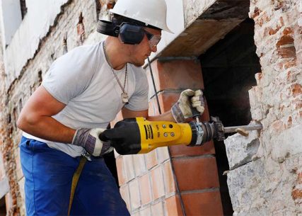 Демонтаж кирпичных перегородок на складе