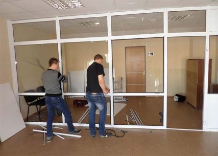 Демонтаж стеклянной двери в офисе