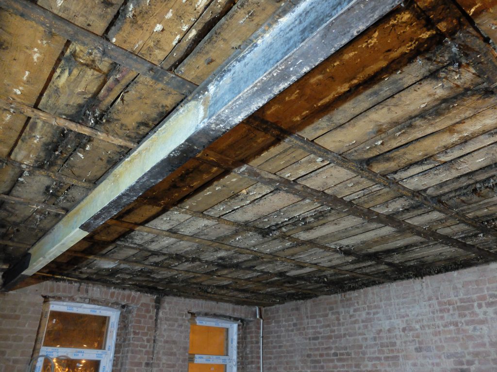 профессиональный демонтаж деревянного потолка в доме